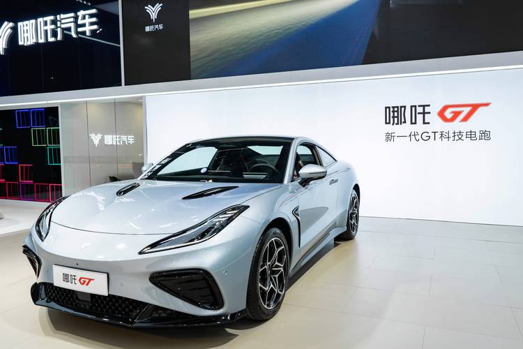 广州8哪吒汽车在智能汽车领域的表现，领途汽车在新能源汽车市场中的影响力